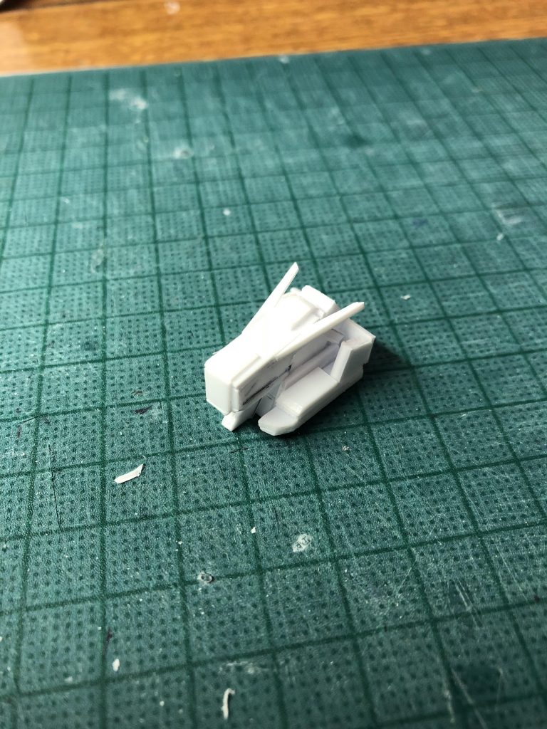 ヘッドパーツも全てプラ板もです
なかなかに形がシンプルかつ珍しいので苦戦しました
首部分はボールジョイントでの稼働です