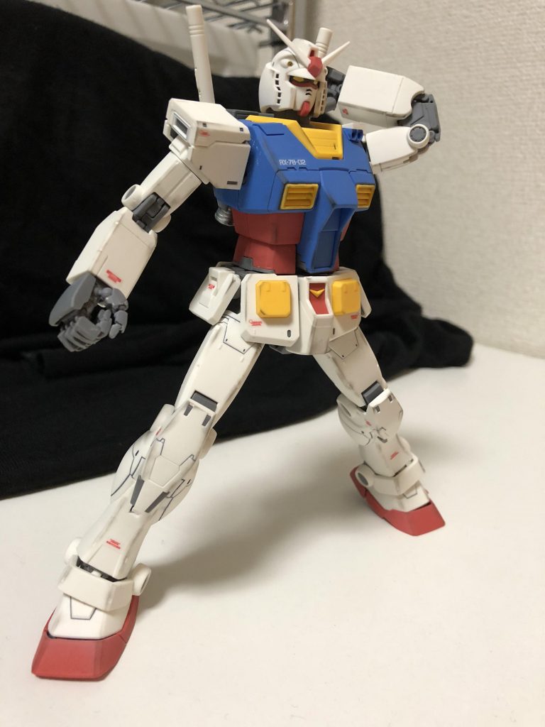 ビームサーベルを抜くポーズから