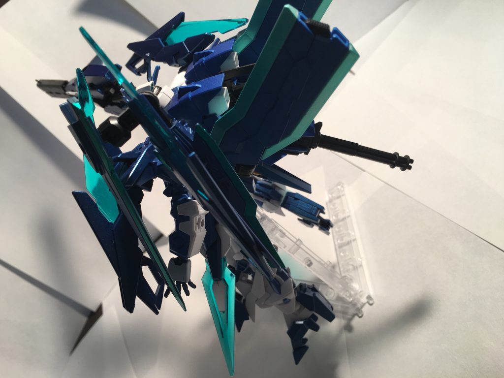 フェニックスモードへの変形はオミットされているが、アストレイの軽量化されたフレームと、タクティカルアームズのスラスターのおかげで機動力は確保されている。