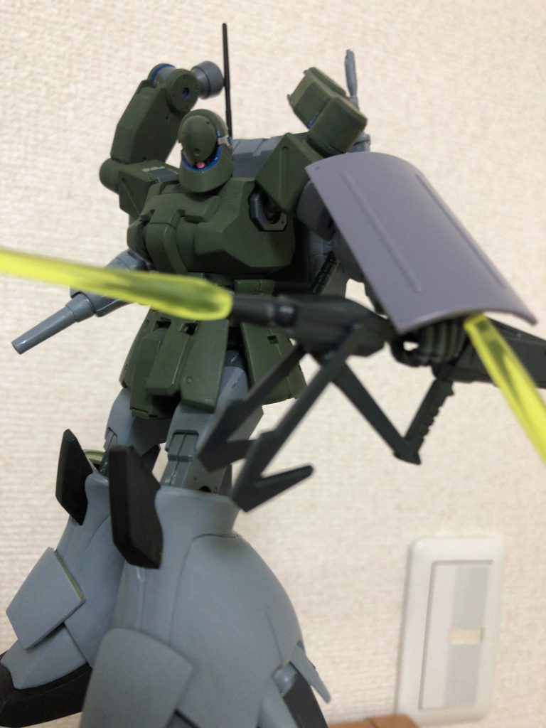 シールドはビームサーベルを装備。左腕はマニピュレーターなので様々な武装を装備可能です。
まぁ、高機動射撃がコンセプトなので格闘は多少の自衛ができるレベルでいいのですが。