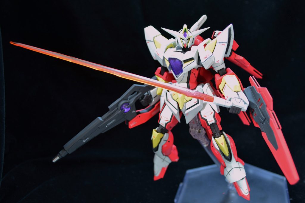 大型ビームサーベルはキット付属のものでは小さいのでMGシナンジュから流用。ライフルのGNコンデンサはくり抜いてクリアパーツ(Hアイズ)にしました。