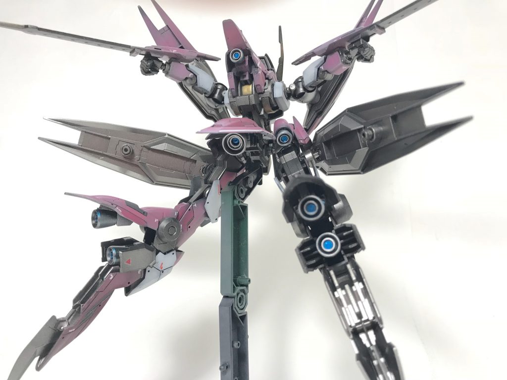 フレームやバーニアも金属カラーや塗り分けをしっかり行なっています。仕上げはあえてつや消しにしてるので重厚感があります。