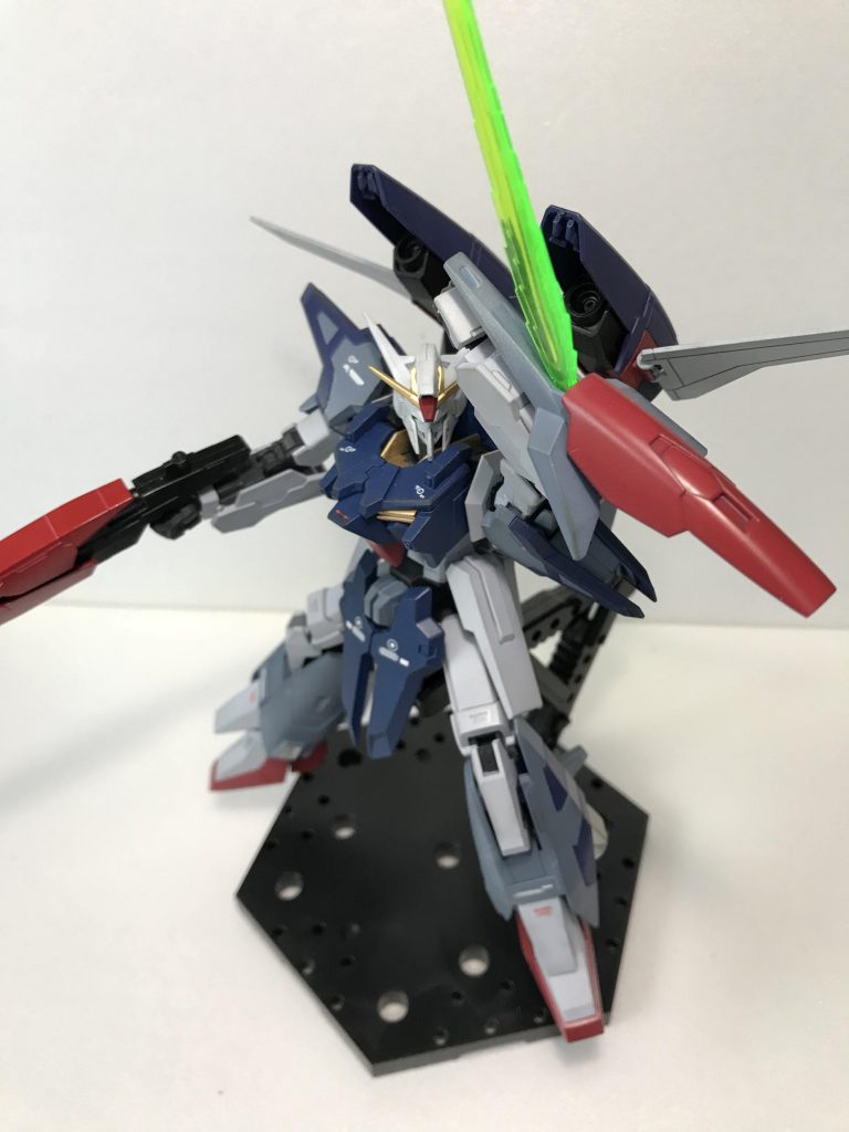 左手前腕部に装備するビームサーベルシールド。ガンプラバトルだと近接戦でけっこう使えそうだ。
