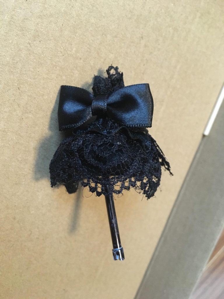 日傘は、余りパーツと園芸用針金とフェルト、レース、リボンで作成。
思い付きで作りましたが、遠くから見ればそれっぽく見えたので採用しました(笑)