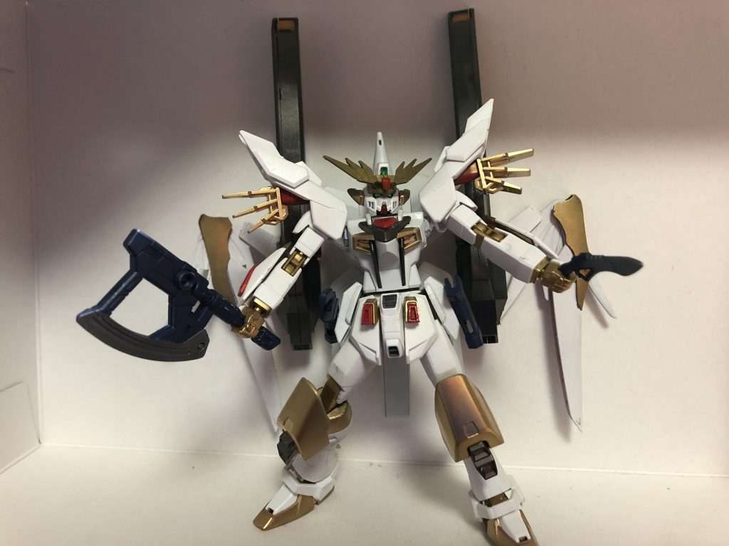 ちなみに最大の弱点?はビームサーベルが搭載されていないこと。
斧とククリナイフで戦うという。
ヴェポンラックやサイドアーマーに装備することは可能。
使用したものは
腕をストフリ
肩をフリーダムFF
顔はデュエルのものにフェネクスのアンテナとダークマターの耳あて
胴体はアカツキ
腰はウイングゼロのものをベースに
フロントアーマーをストライクにアカツキの足バーニアで装飾
サイドアーマーはインパルスのものにナイフの鞘を
脚はストフリにジンクスの足パーツとビルストのバーニアで装飾
足はストライク
バックパックはポータントフライヤーにアメイジングウェポンバインダーとデスティニーの翼
という感じですね