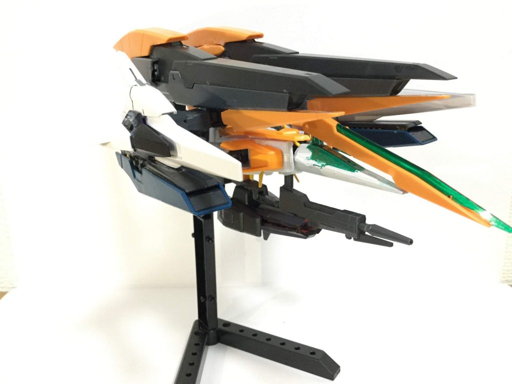 機首をキュリオスに変更し、ハルートのライフルのソード部分を付け、アリオスアスカロンぽく機首に特攻武器を追加