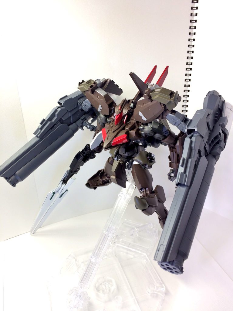 フル装備です
メデューサはフルコーンのプロペラントタンクを中心に製作しました。 保持などは問題なく自由に角度を決めれます ガンドレイクは展開状態でプラ板での製作です