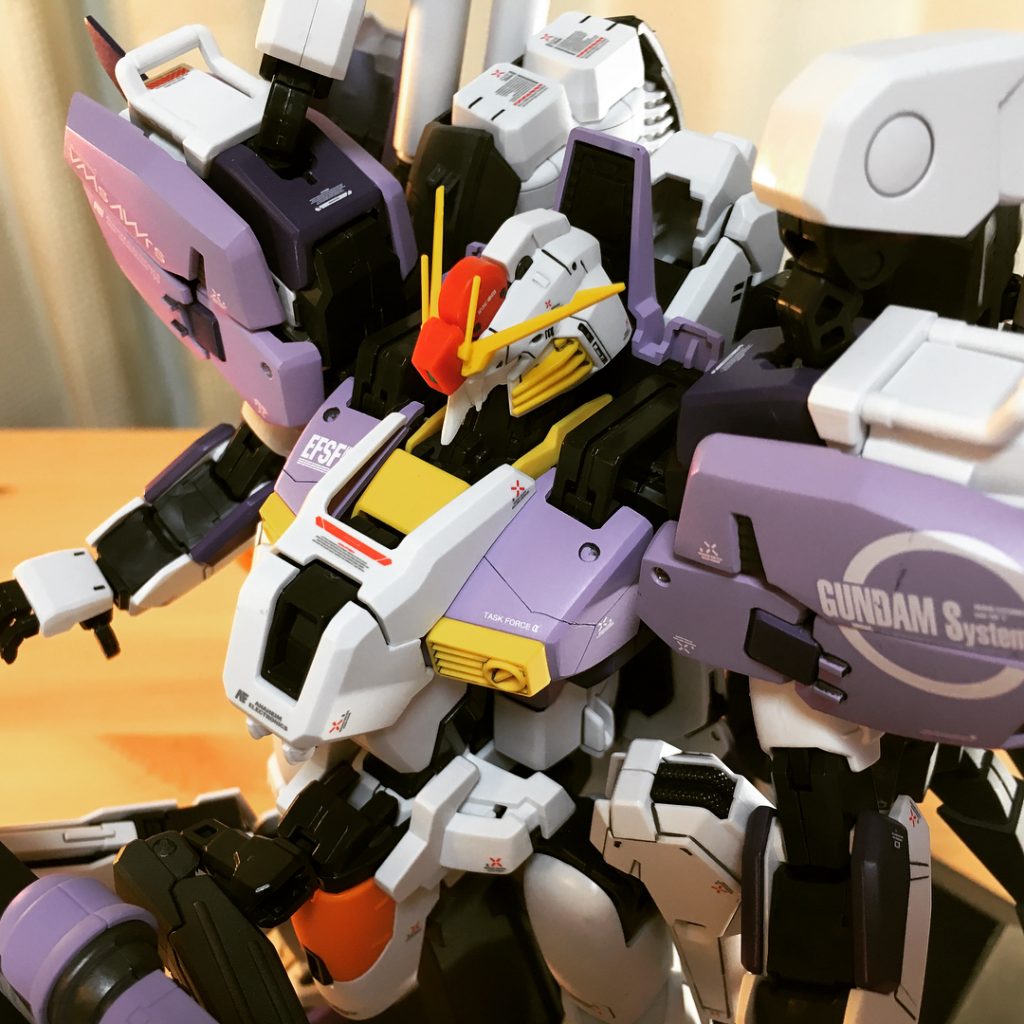 元の頭部パーツはディープストライカーさんの本体と共に持ち主の元へ旅立っているので、こちらは一回り小さいディープストライカーさんのものになります。顔面意外わ。