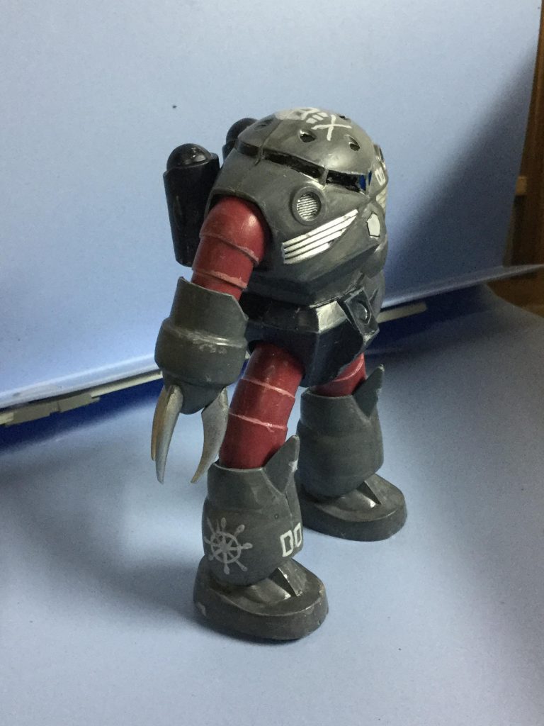 斜め前からその2。
右脚のマーキングは舵をイメージしたものです。