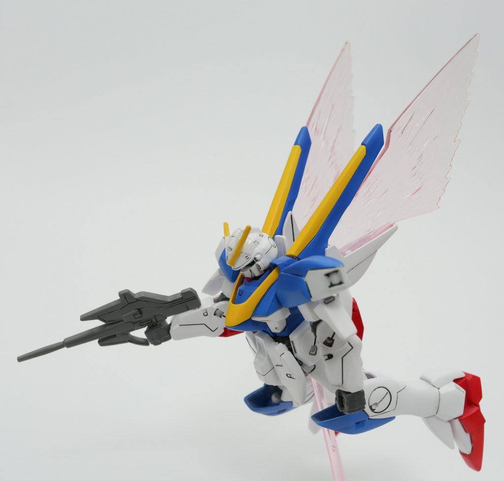 クリアパーツのスタンドが標準で付属しますが、角度が微妙で使いづらい…