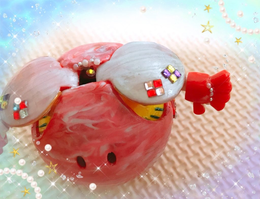 頭はあえて(強調)穴を塞いでません。
(…決して厚塗りにし過ぎたからつけられなくなったわけではな…)
耳っぽい部分はマーブルにはせず、白。
ピアスみたいにストーンの飾りも付けてます。
このハロさんオシャレさんw