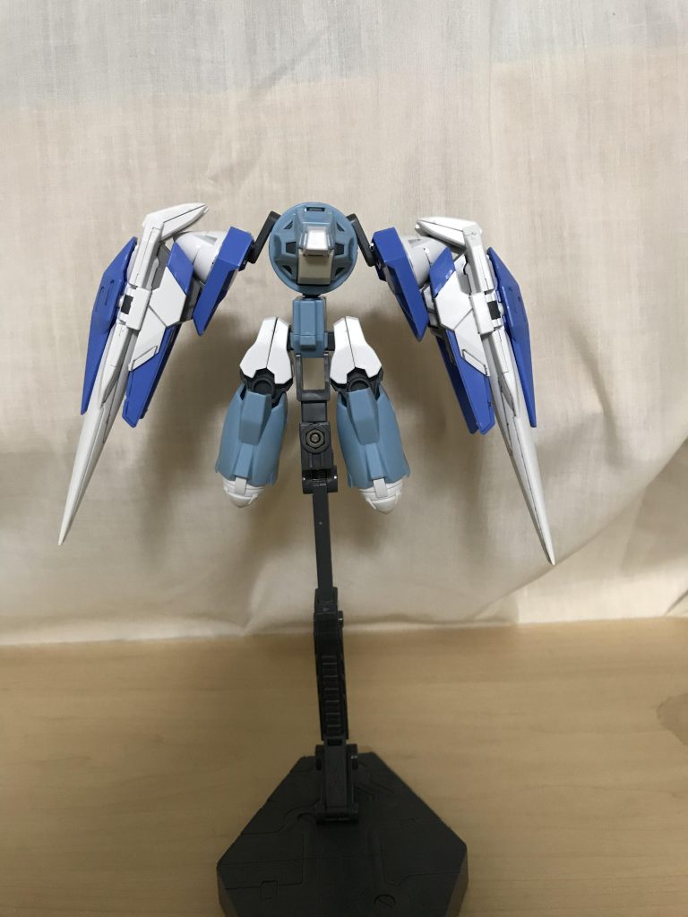 バックパックは自立可動します。
プトレマイオスアームズのパーツをベースにダブルオーライザーのGNドライブを付けました。