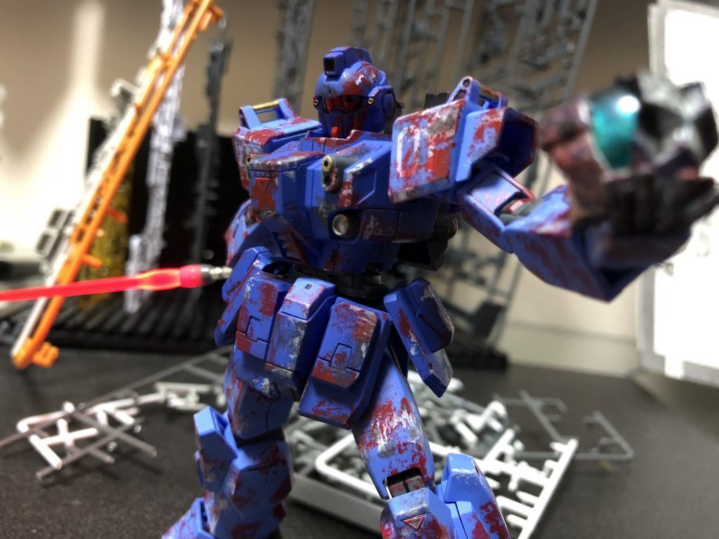 汚れ表現や返り血はビームで焼き切るっていうよりは、引きちぎる、殴る、潰す、蹴り飛ばす、踏みつけるのイメージで足してます。