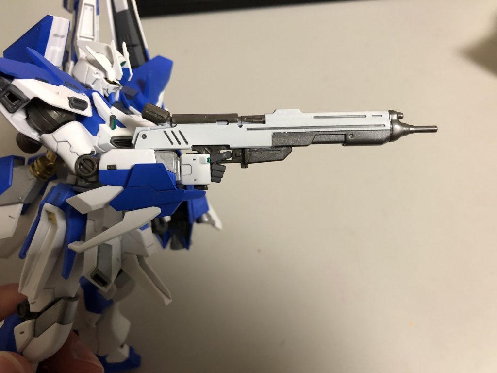 ビームライフルもマスキングにより白で塗り分けを行いました。