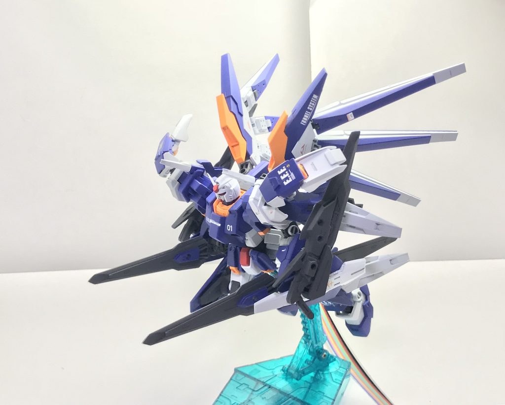 突撃機動前衛形態、アヴァラングフルブーストモード。ガンダムアストレアタイプFの完成品玩具オリジナルギミックを参考にした形態であり、トランザムシステムと合わせ、四基の大型GNブースター、アヴァラングレヴ、ツインドライヴを格納したファンネルラックと肩部のGNバーニアの推力を合計し、目標に向けてただ前進することのみを目的とした極めてシンプルなものとなっているが、その侵攻速度はMSにしては驚異的な仕上がりを見せている。突撃の際には前方から紡錘形を描くように放射されるGN粒子がバリアフィールドのような効果を生み、多少のダメージを軽減できるため機雷原なども多少であれば強引に突破できるものとなっている。