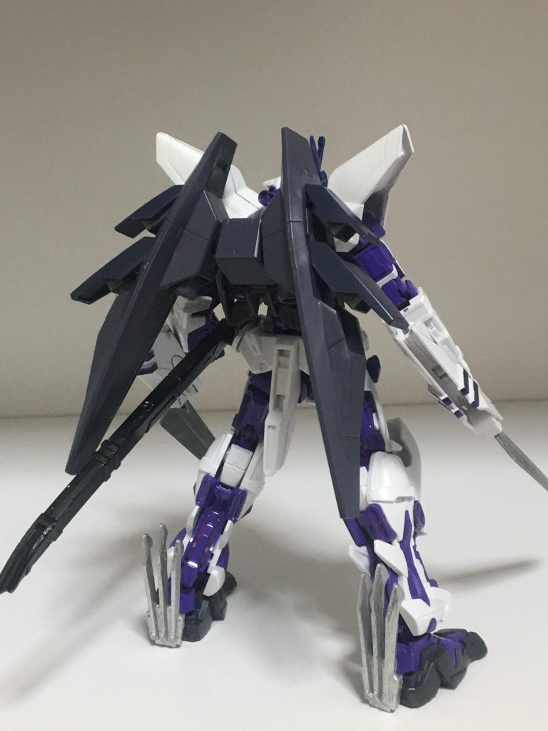 6器のバーニアで高速移動が可能で踵には隠し武器として鉤爪を装備。