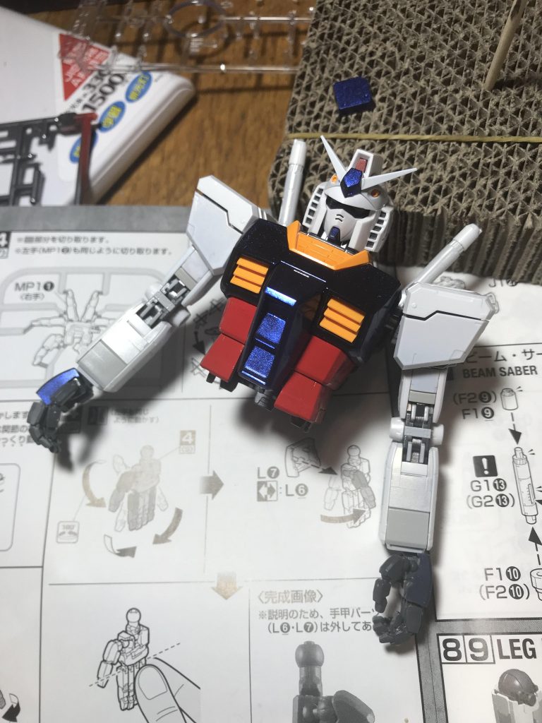 上半身まで。頭部の配色を青紫に。