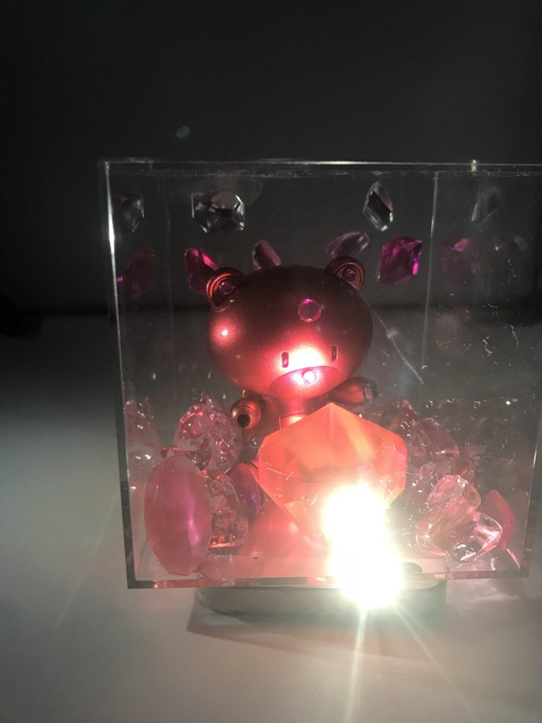 下にスマホを置いてライトアップ