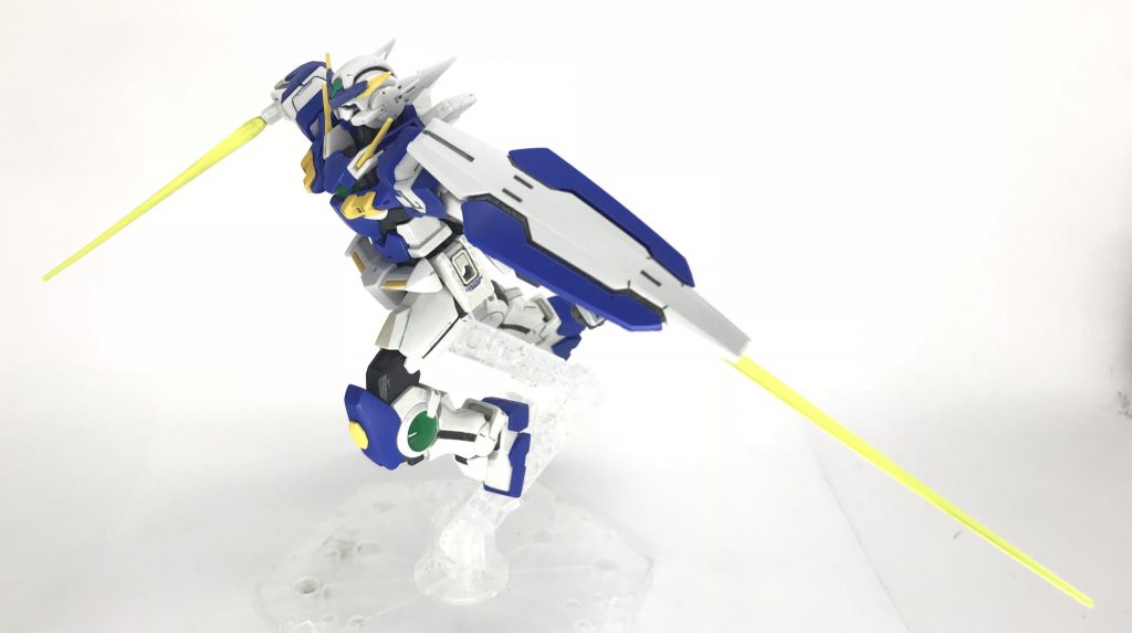 シールドにも手を加えて、ビームソードを展開可能なビームキャノンを装備しています。また、裏面に新たにハードポイントを追加したので、さらに装備を増やすこともできます。
次からはアストレアLの換装バリエーションを。