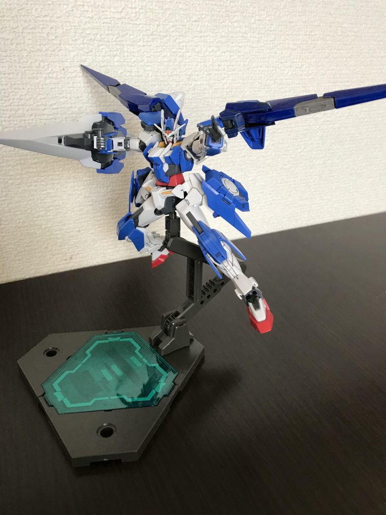 肩のパーツを横に広げた状態。
これによってブースターの代わりになりGN粒子が翼状に散りばむという、これもアニメのダブルオースカイを対抗した設定です。
GNバスターソードIIは剣としてではなく槍として使います。
この状態でトランザムするとトランザムチャージを放ちます。
こっちはM91のライトニングチャージを意識してます。
ユッキーの援護とコウイチの戦術があれば一撃必殺になると思うんですよね。