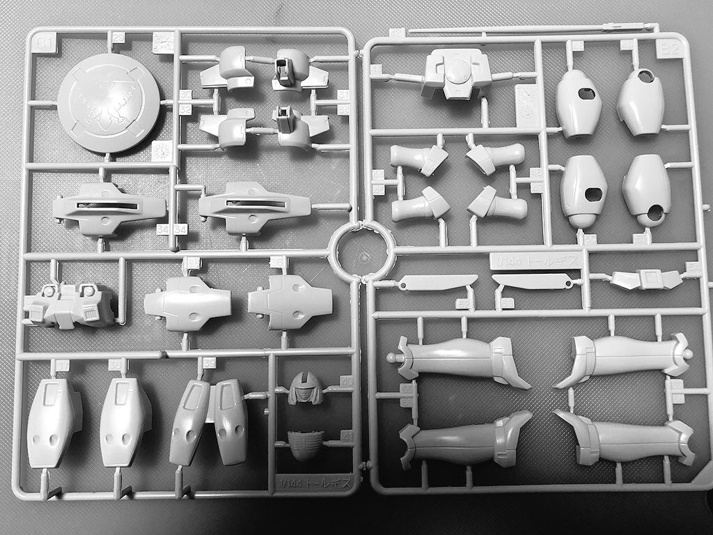 ランナーの状態。古いキットとはいえガンプラの中ではバリが多い部類
トールギスはⅡとⅢで金型使い回されてるからなぁ…(-_-;)