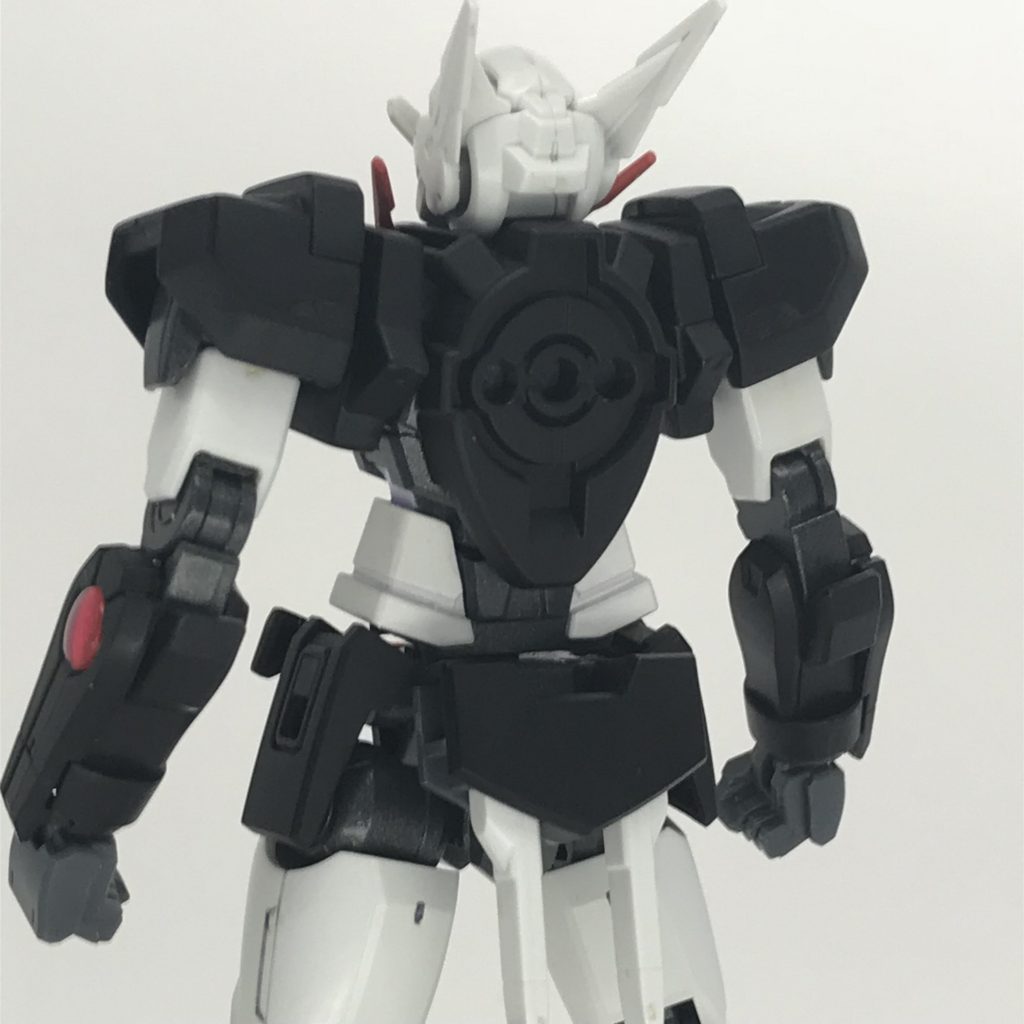 うちのアストレアRFの目玉である換装機能は、1号機はまだ未熟という設定で、背部のみです。アメエクの背部パーツがそのままなので、一般的な二穴のバックパックなら無改造で取り付けられます。