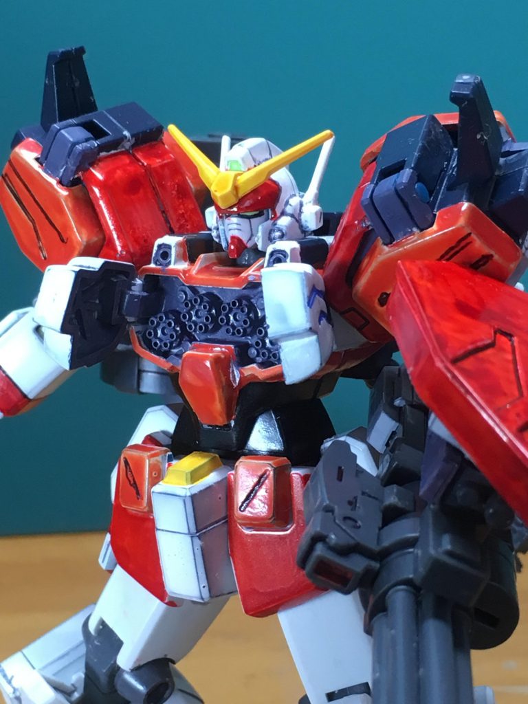 　元キットは上半身のハッチは全て可動式で展開可能なのが嬉しい半面、塗膜の擦れが気になるので紙やすりでクリアランス調整をしましょう。

　胸部ガトリングガンは本来2門に減らすべきですが、そこの加工が難しいので放置。銃口は全てピンバイスで開口。7×4＝28回もピンバイスでグリグリするのには難儀しました。合わせて肩のマシンキャノンも開口。

　耳のアンテナは事故で下の短いアンテナを折ってしまいましたが、この後改になると基増設するだろうと思い、左右1本に減らしました。