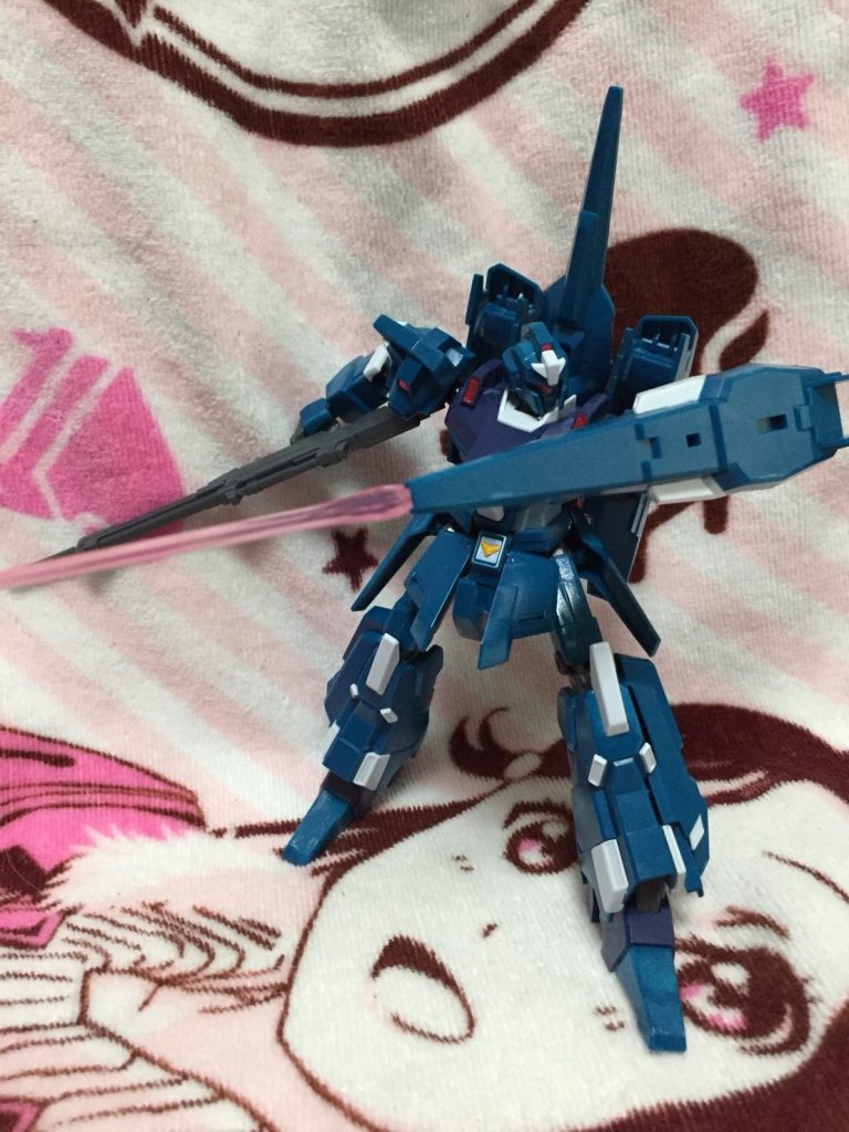 このビームキャノンは付属のビームサーベルの刃と同じ大きさなので持たせられます