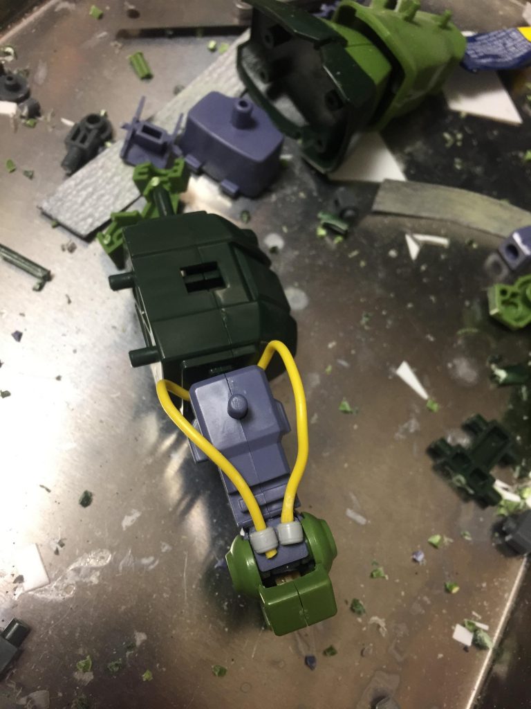 なので胴体には穴を開けて，腕の肘裏にパイプを通して如何にも通ってる風に仕上げることにしました！MGは偉大です…いつかは作りたいものです( ´꒳` )