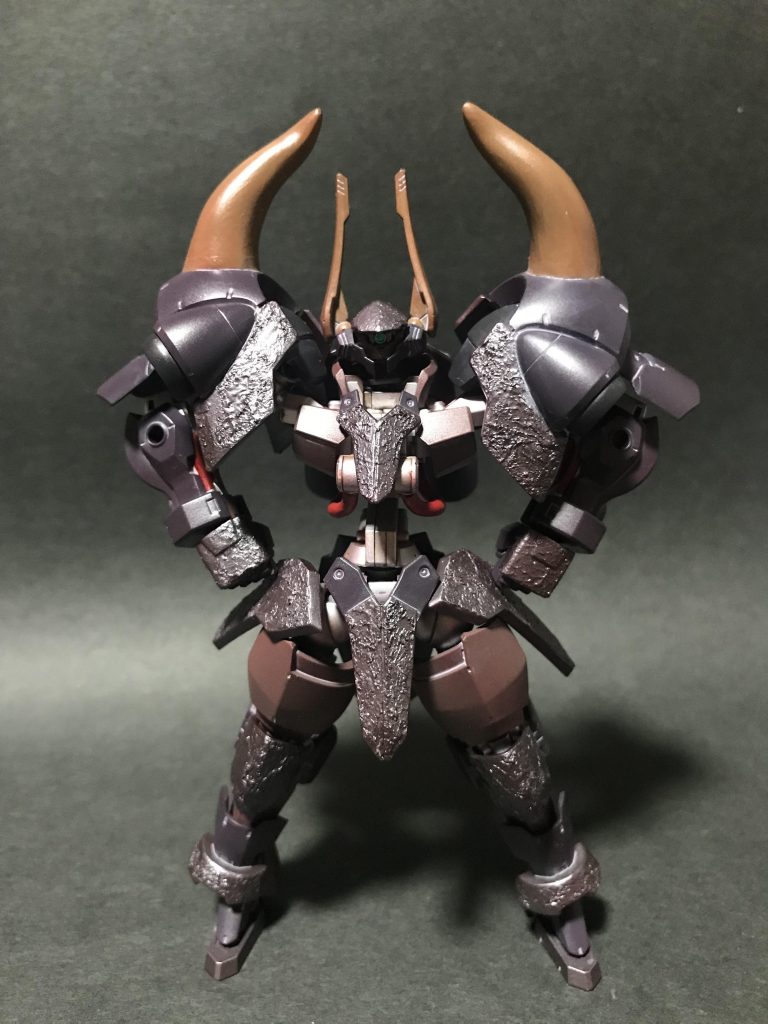 よく見るポーズ。鉄血のフレームはよく動きますね。したいポーズもバッチリです。