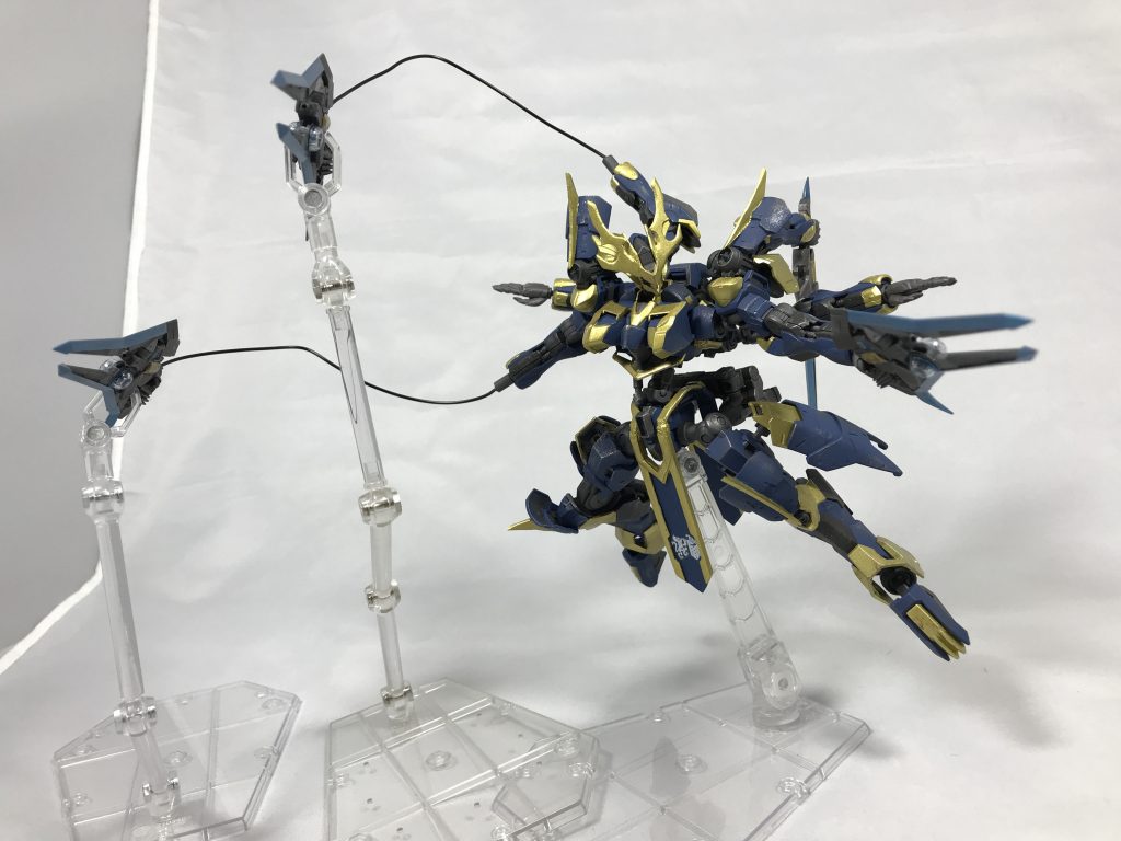 ## [補助機器]
直感的な操作を可能とするため、パイロットはAileシステム使用時にVR技術を応用したバイザーを装着する。これは機体のメインカメラで捉えた映像を自らの視界として認識しやすくするための補助機器であり、直接的な機体との接続、機体から情報のフィードバックがないAileシステムにおいて感覚的な操作の補助となる。