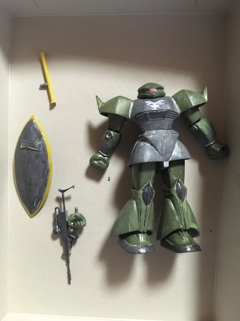 本塗装後の様子。
ガンダムマーカーのインクを使った筆塗りで本塗装しました。
マスキングなし、重ね塗りなしのため、かなりムラが目立っていると思います。