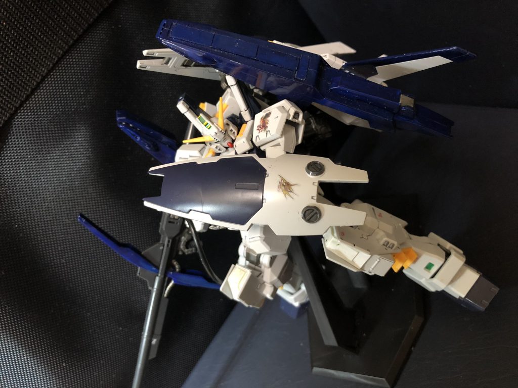 主な武装
・頭部60mmバルカン砲
頭部に2門内蔵される近接戦用機関砲。初代ガンダムより受け継がれてきた連邦系MSの伝統的な武装
・シールド
他の系列機にも広く普及された防御兵装。着弾時の効率的な運動エネルギーの減免・拡散を目的とした曲面主体のフォルムを持つ。表面には特殊コーティング処理が施され、ビーム兵器に対してもある程度の耐久性を持つ
・ビームサーベル
バックパックに2基装備される。出力は0.45MWで、MKⅱに装備されている物と同タイプ。当時としては高出力の部類に入る。ヘイズル−ディフェンサー時に使用される事は想定外。