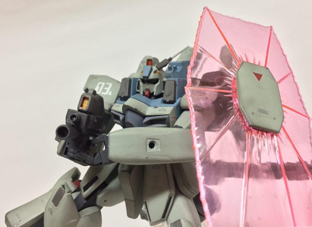 ショートライフルを持たせて。
キット付属のライフルの銃身を切断、ジャンクでショートバレルとグレネードランチャーを作成しています。
可動指なので両手保持は厳し目…