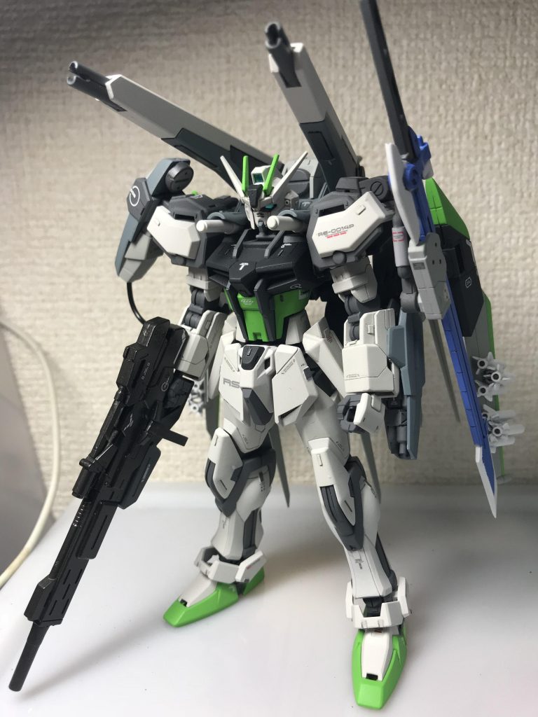 MG等を参考に筋彫りやプラ板、デカールでディテールアップしています。
カラーリングは、OSの書換えうんぬん...の設定ですが、単にタミヤのライトグリーンを使ってみたかっただけです笑
タミヤのインシグニアホワイトや佐世保海軍グレイ、Mrカラーのジャーマングレーをストライク本体に使ってます。