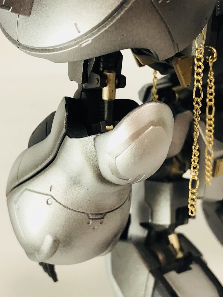 肘部分にバルバトスの肩装甲一部を貼り付け。二の腕のフレームを隠す役割を持たせました。