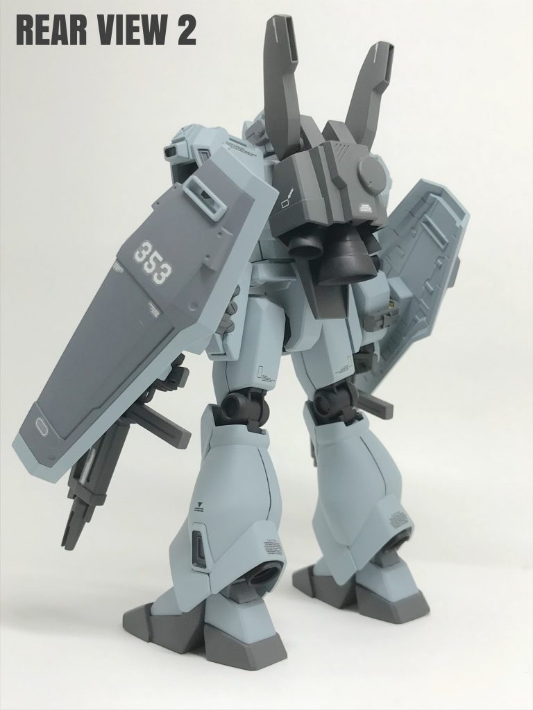 ビームライフルとシールド二つも装備して
いると、ペイロード（積載能力）に余裕が
ないだろうな〜
因みにシールドはサンボル版フルアーマー
ガンダムのものを使用してます。