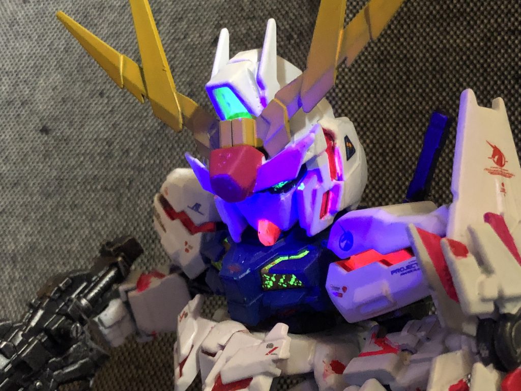 前３機と違い箇所によってサイコフレームの発光色が異なる。