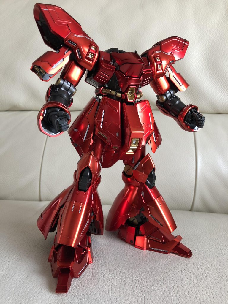 ゲート跡が目立つ部分は一部メタレッドで塗装。