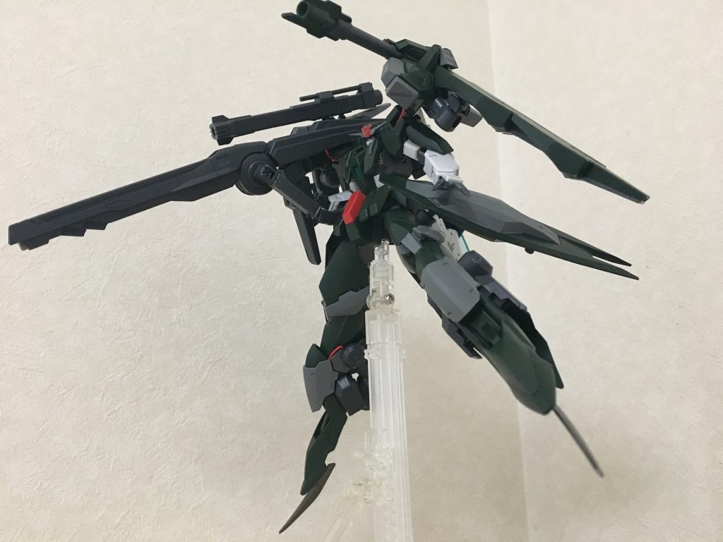 接近戦に持ち込まれた場合は両足先端に装備してあるGNソードで蹴るようにして応戦できるが、基本的には機動力を生かして敵を近づけさせないことが理想的な戦法である