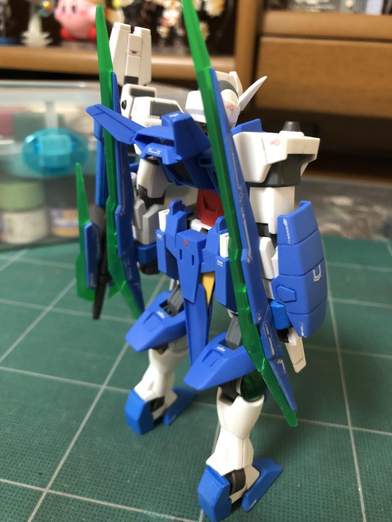 ちょっと斜めの後ろから
マーキング、デカール貼りも初めて真剣にやったんですけどシールの意味を考えて各箇所に貼るのもとても楽しかったです。
ただ作業量が多くてちょっと辛かった…w

ここから各武装紹介、その他ガバガバ俺設定です。
あ、設定はビルドダイバーズ仕様にします。

──────────────────────

機体名 : ガンダムAGE-2 センテレオ

センテレオとはスペイン語で「煌めき」を意味する言葉。(らしいです)
最初は「輝き」系の言葉と「刃」系の言葉を組み合わせようと思っていたのですが、ネーミング辞典( https://naming-dic.com )にて調べていると言葉の響きが気に入ったので「センテレオ」を使用しました。