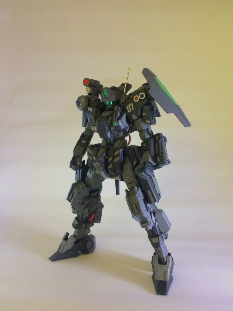素体で前から。脚部は高さとサイドのボリュームをアップしてみました。その他、各部にセンサーを追加してます。バイザーはジムスナイパーのものにサーガのセンサーを付けています。