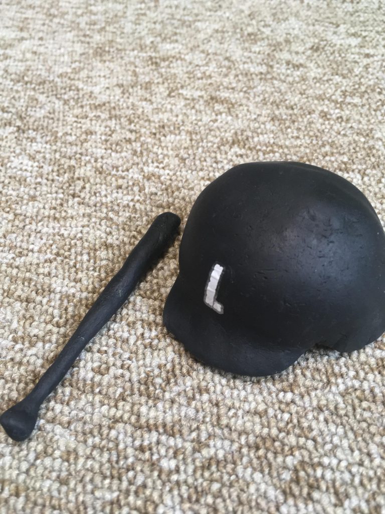 ガチャポンで作ったヘルメットと爪楊枝を軸にして作ったバットです。
ガチャポン被せたら丁度良かったのがメヒアッガイを作ったきっかけとも言えます(笑)
