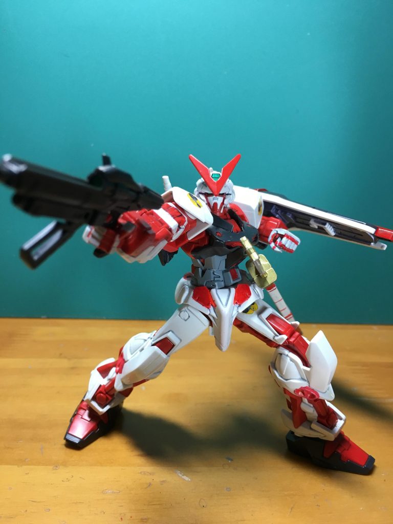 　肩の上方と前後可動、90度以上曲がる肘、接地しやすい足首関節など、同年代のHG系1/144キットに比べて可動は優秀だと感じました。

　形状に緩さがありますが、今の目で見ても完成度は高いです。