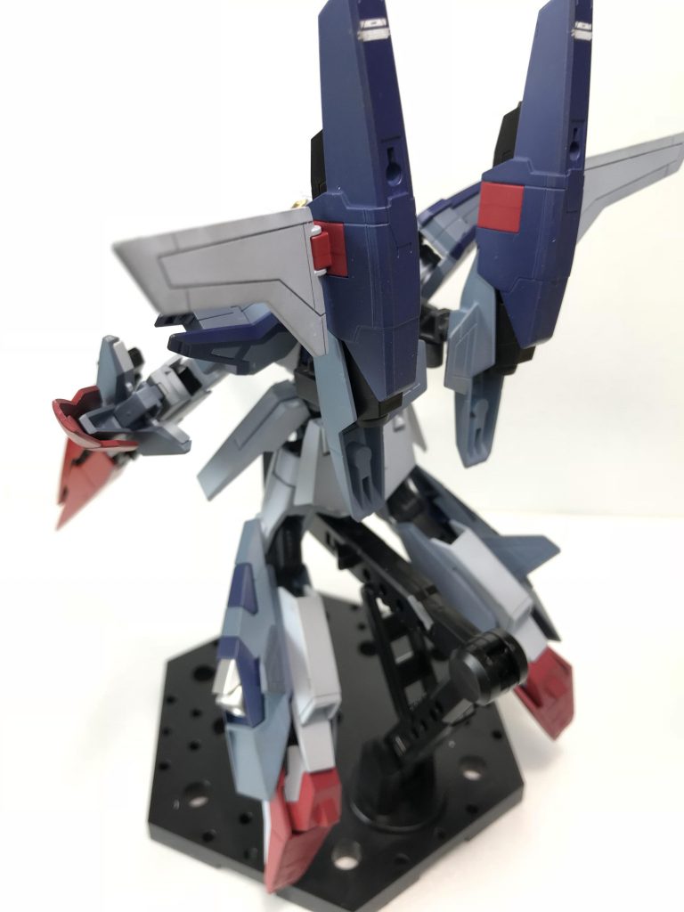 背面は起動型らしくすっきりした形状。ウェイブライダー形態への変形も可能。