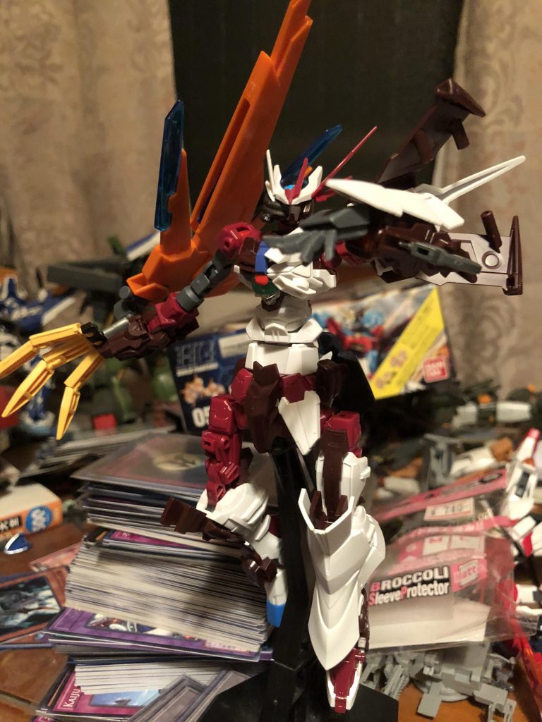 背景の机が汚くて申し訳ないです汗
ここから異形化が加速。右腕にジエンドの指パーツを移植できて、どんどん右腕が肥大化。