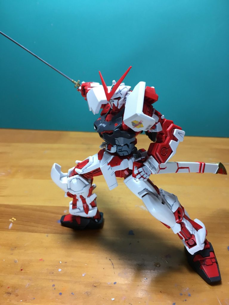 　残念ながらガーベラはメッキで無くグレー一色ですが、逆に考えればメタリックの発色がしやすいといえます。鞘の分割は相変わらずモナカですが、頑張って塗装しましょう。