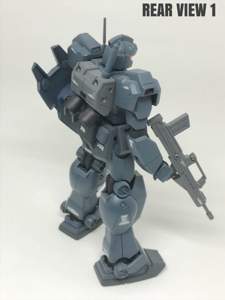 ジム改の時と同様に、腕部や胴体に干渉
してしまうので、ライフルのマガジンを
上位置に付け替えました。