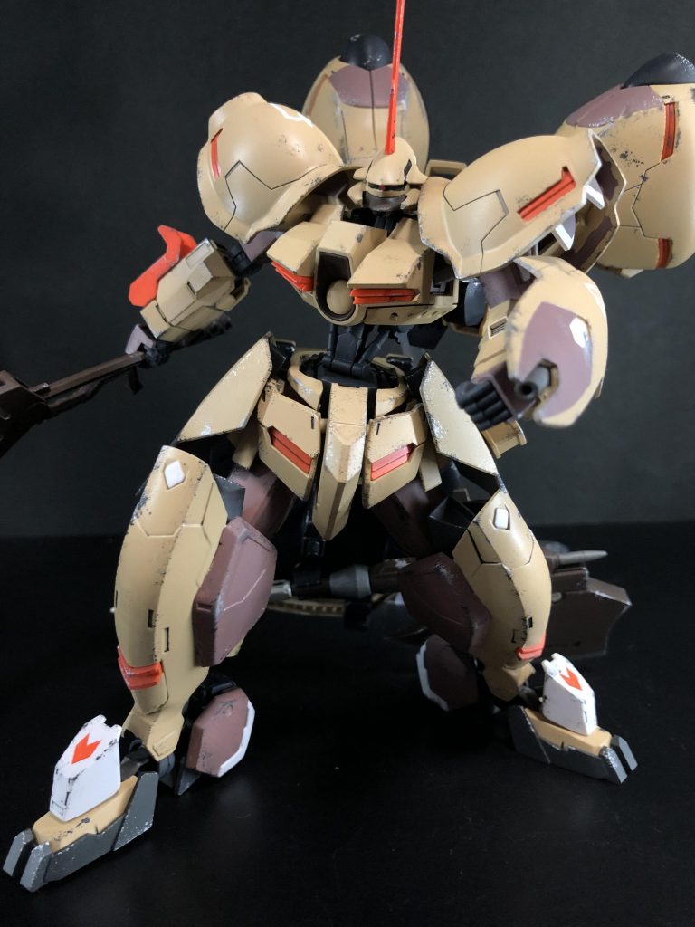 サイドアーマーも含めて下半身を元のガルバルディ に負けないぐらい太ましくしました。