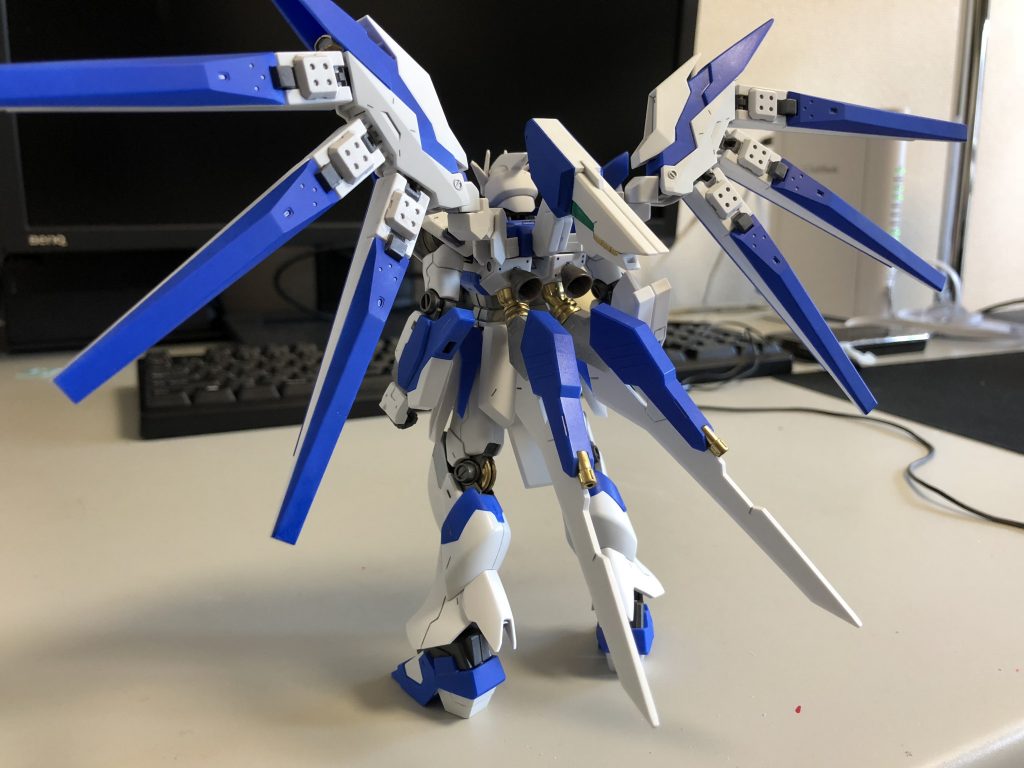 ガンダムマーカーエアブラシシステムを使用しブルー、ホワイト、シルバーを中心にほぼ設定色通りに全塗装を行い、背面のブレード接続部及び膝裏等を金で塗装しました。青と白の中で目立ち過ぎない良いバランスで纏まりました。